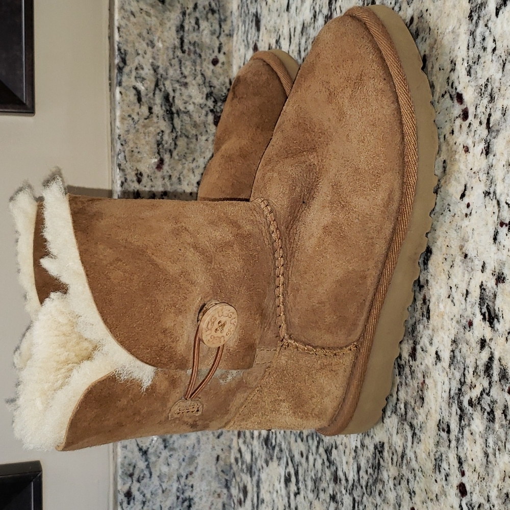 UGG Bailey Button Chestnut Kids Size 3